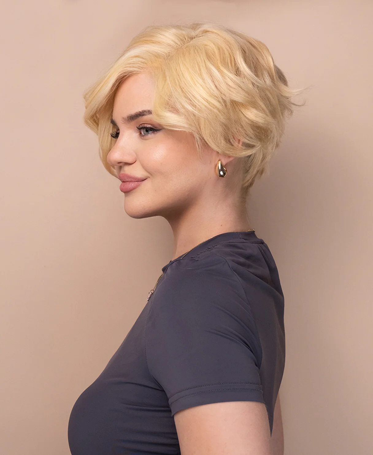 asymmetric wedge human wig - 6" light blonde. - Image 3