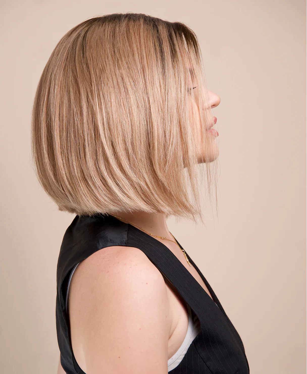 bob human wig - 10” rooted ash blonde. - Image 6