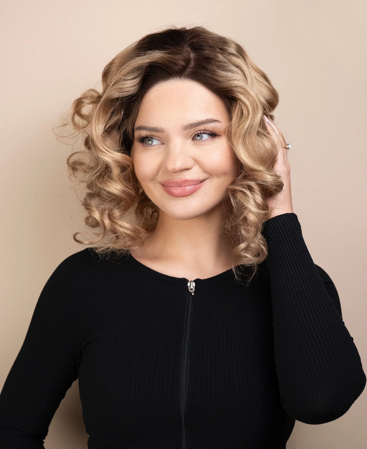 bob human wig - 12" rooted dirty blonde. - Image 4