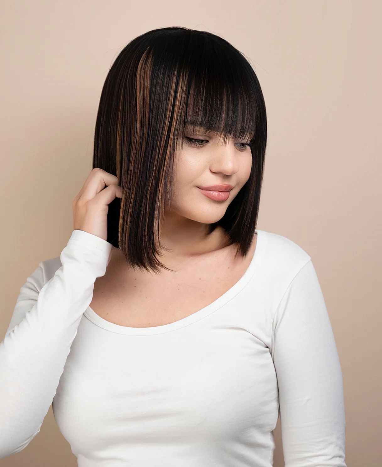 bob wig with fringe - 12" highlighted brown. - Image 3