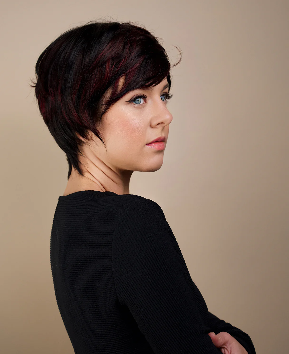 pixie human wig with side bangs - 6" black and red. - Image 2