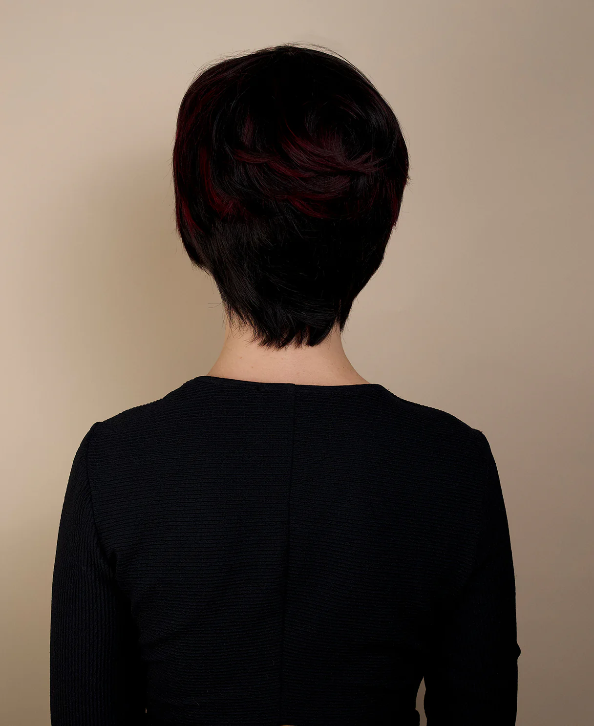 pixie human wig with side bangs - 6" black and red. - Image 4