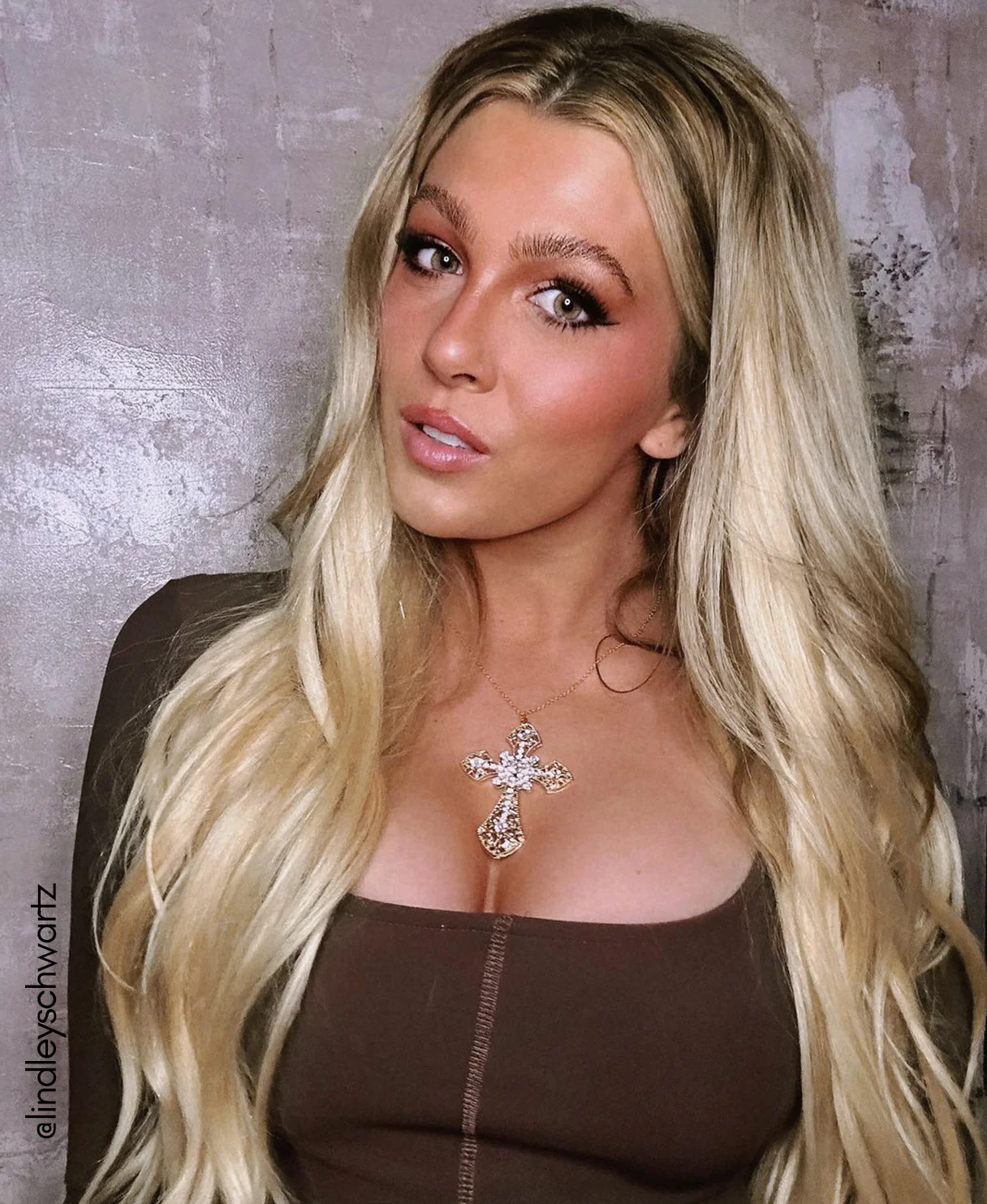 clip-in hair extensions rooted blonde. - Image 9