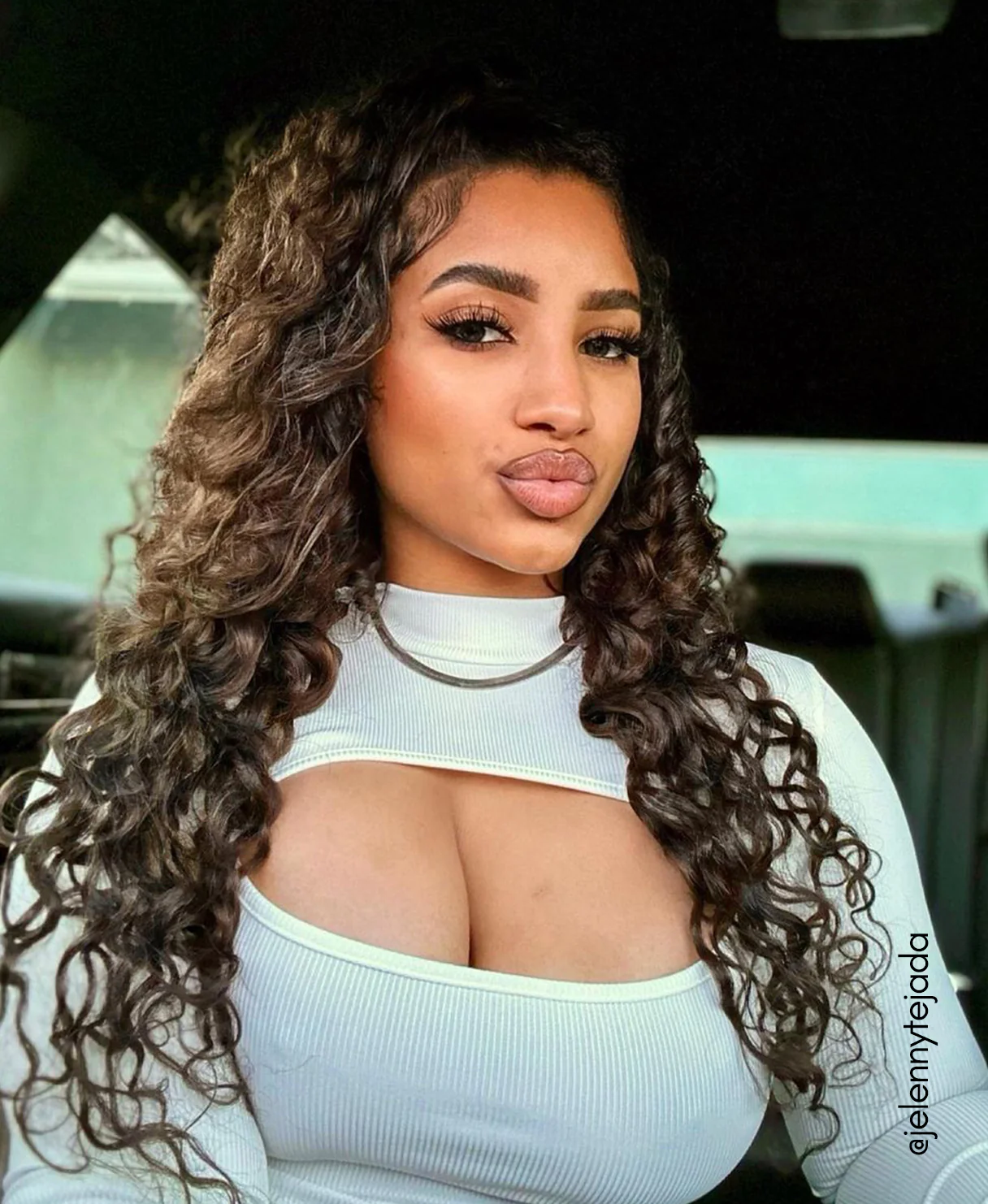curly (3A curls) clip-in extensions medium brown. - Image 9