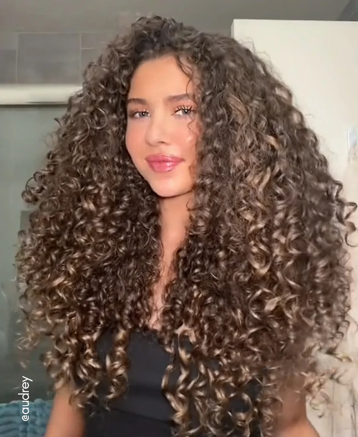 curly (3A curls) clip-in extensions light brown. - Image 9