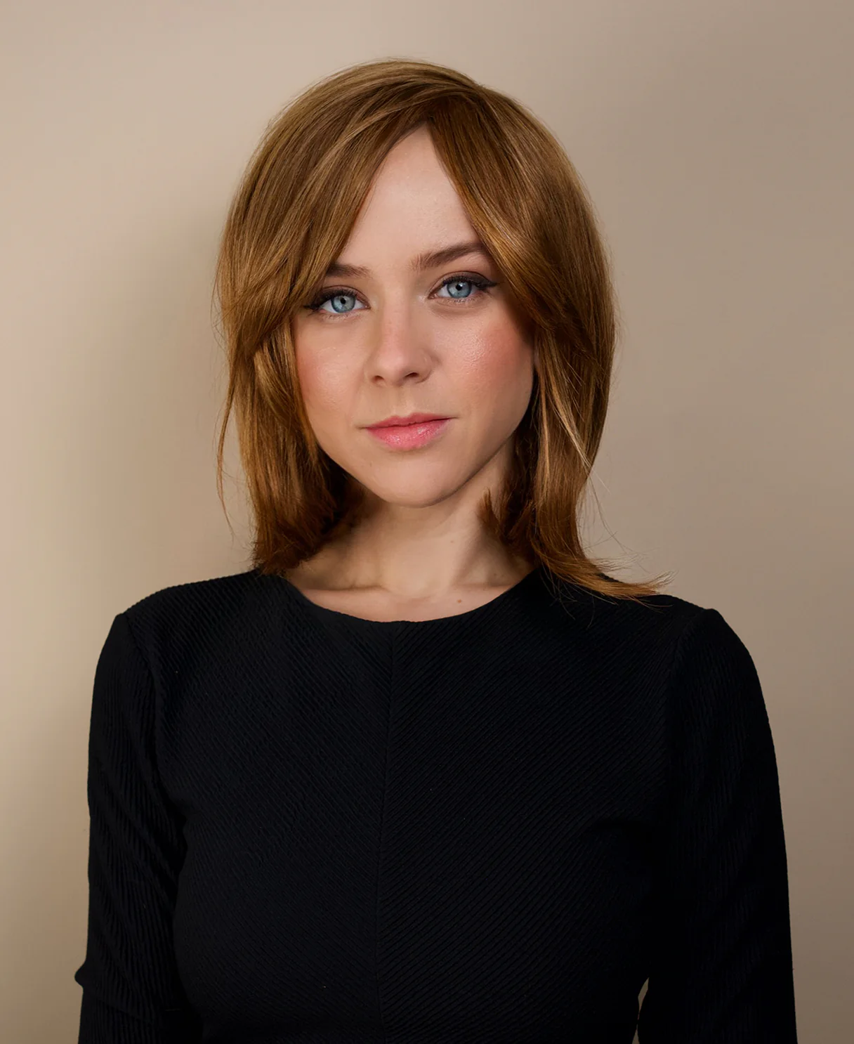human hair wig with side bangs - 12" light brown. - Image 2