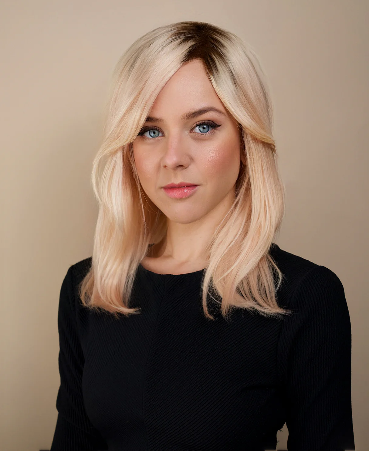 human hair wig with side bangs - 16" rooted blonde. - Image 2