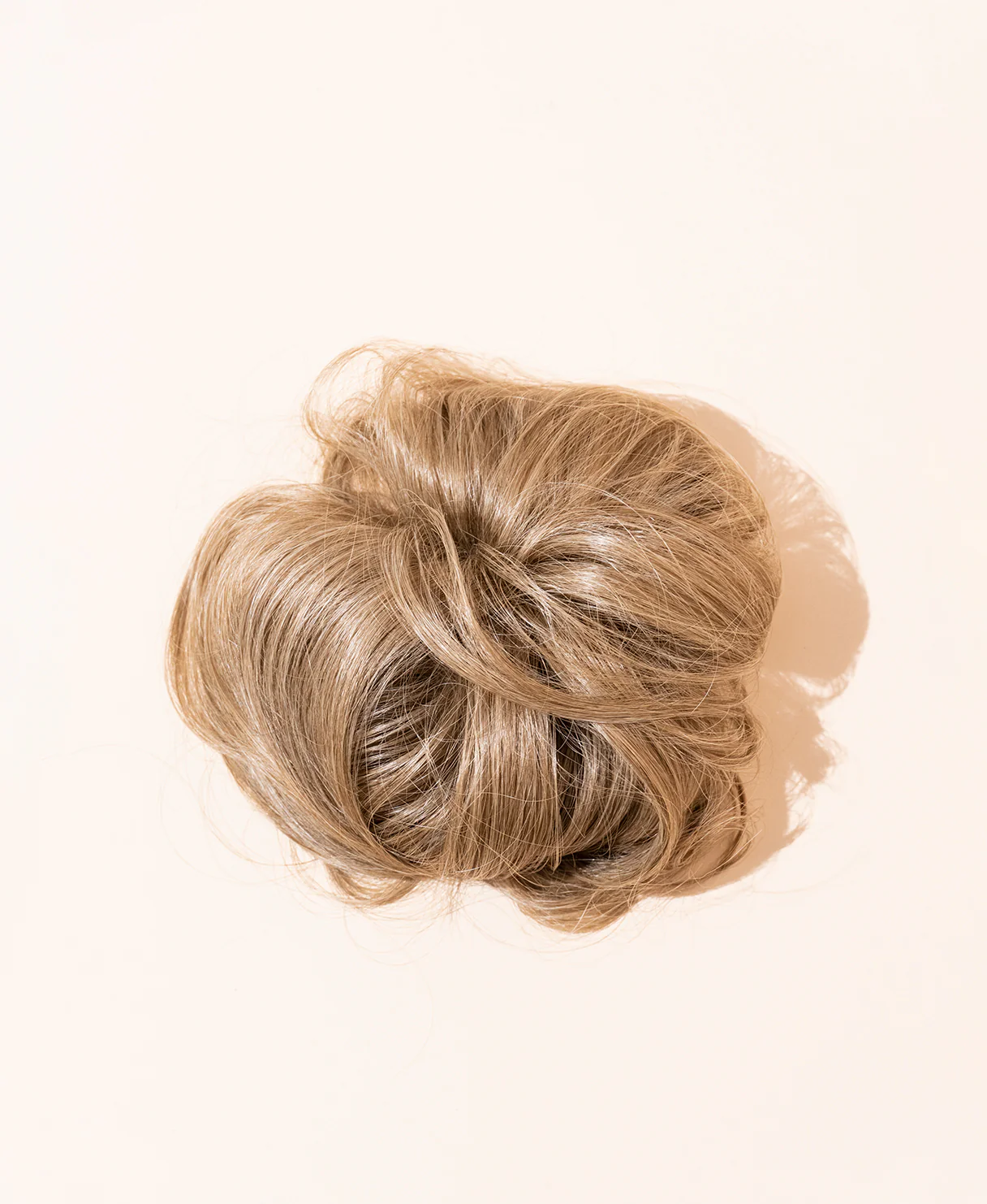 vegan fiber messy bun - ash blonde. - Image 2