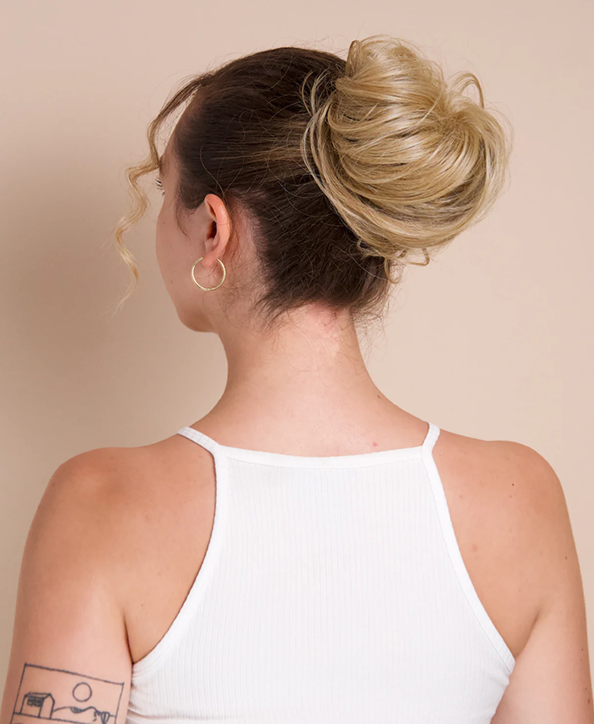 vegan fiber messy bun - honey blonde.