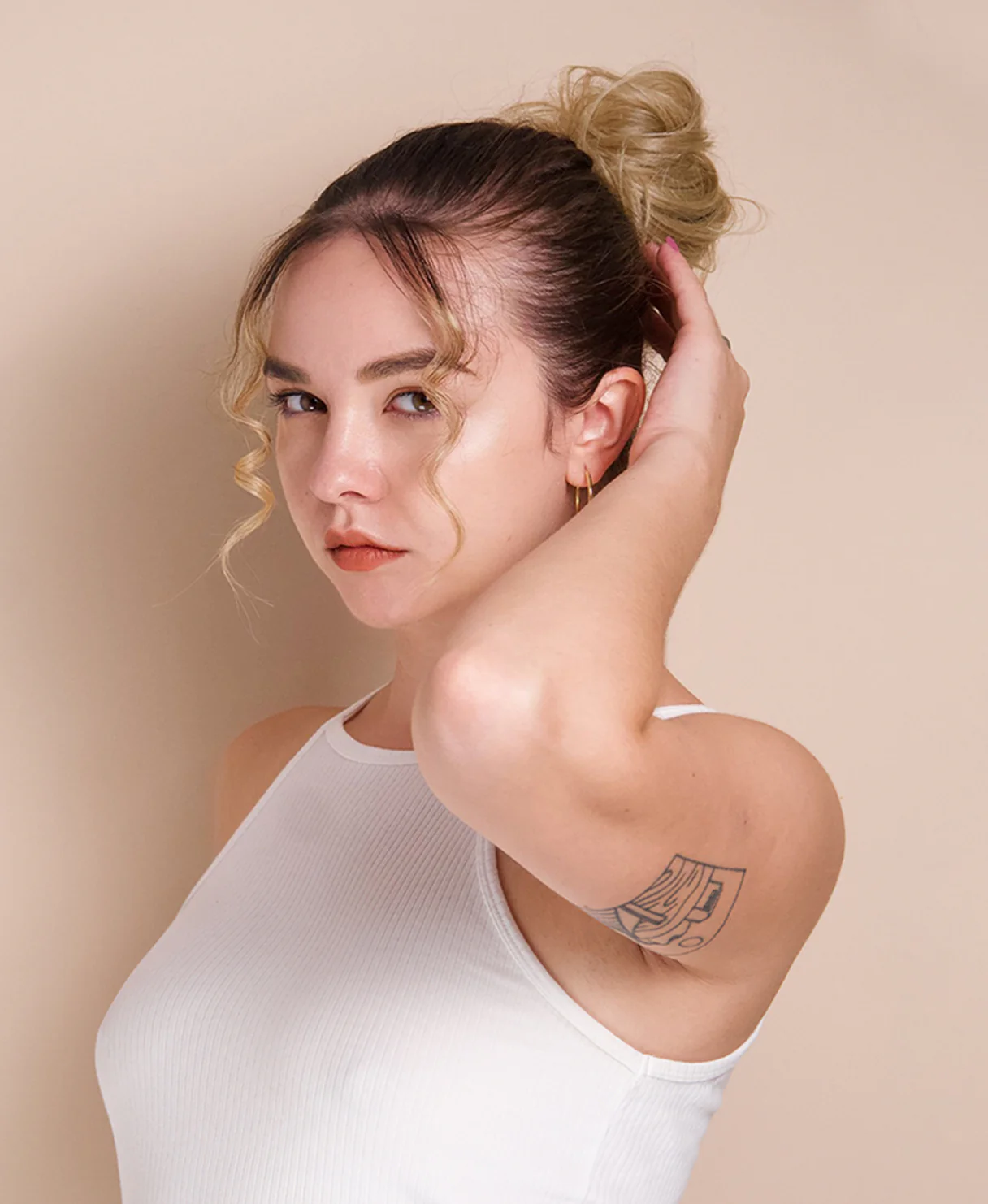 vegan fiber messy bun - honey blonde. - Image 2