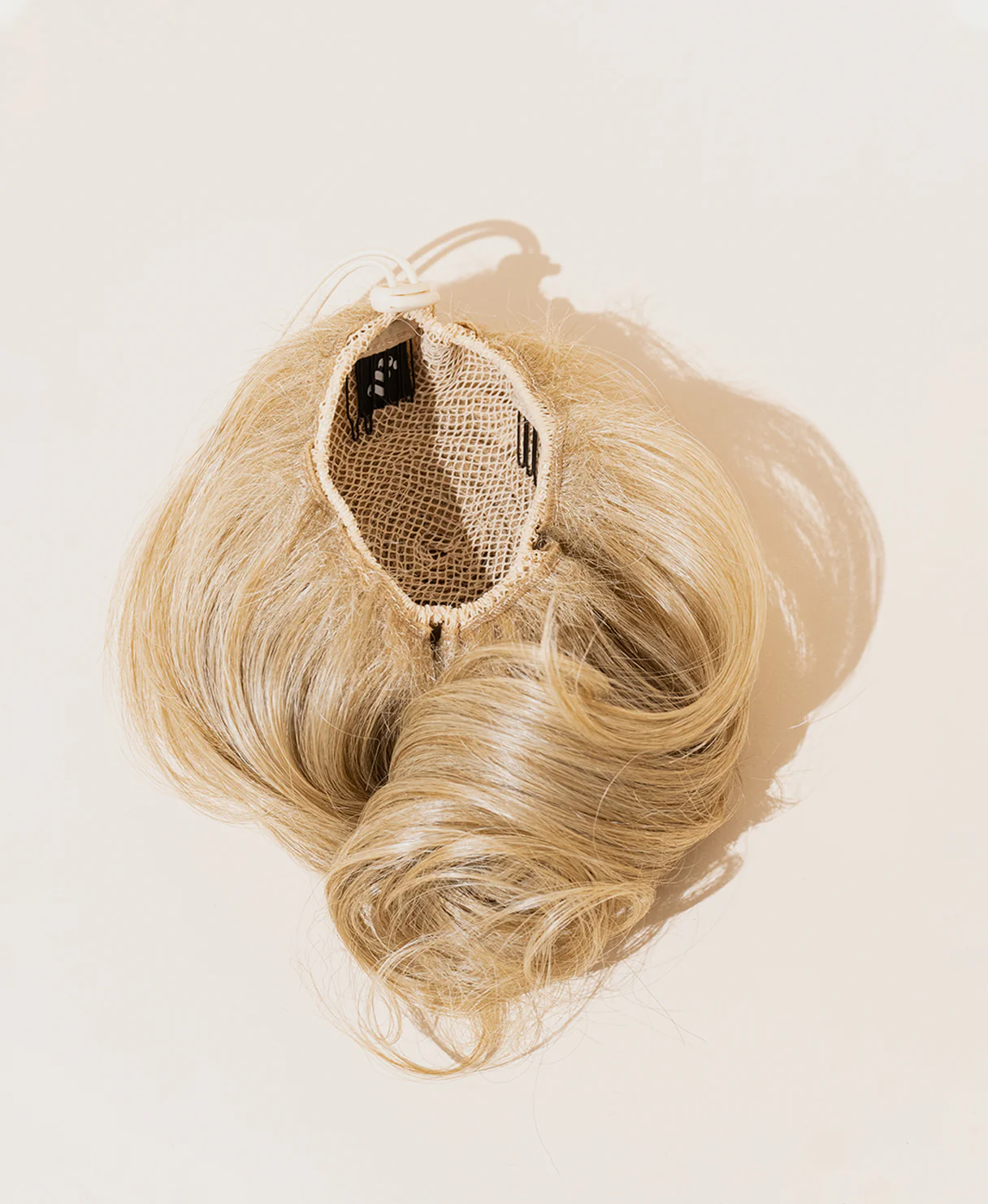 vegan fiber messy bun - honey blonde. - Image 3