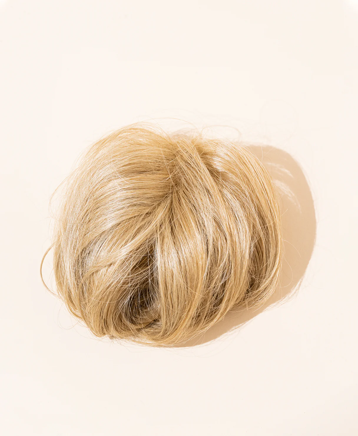 vegan fiber messy bun - honey blonde. - Image 5