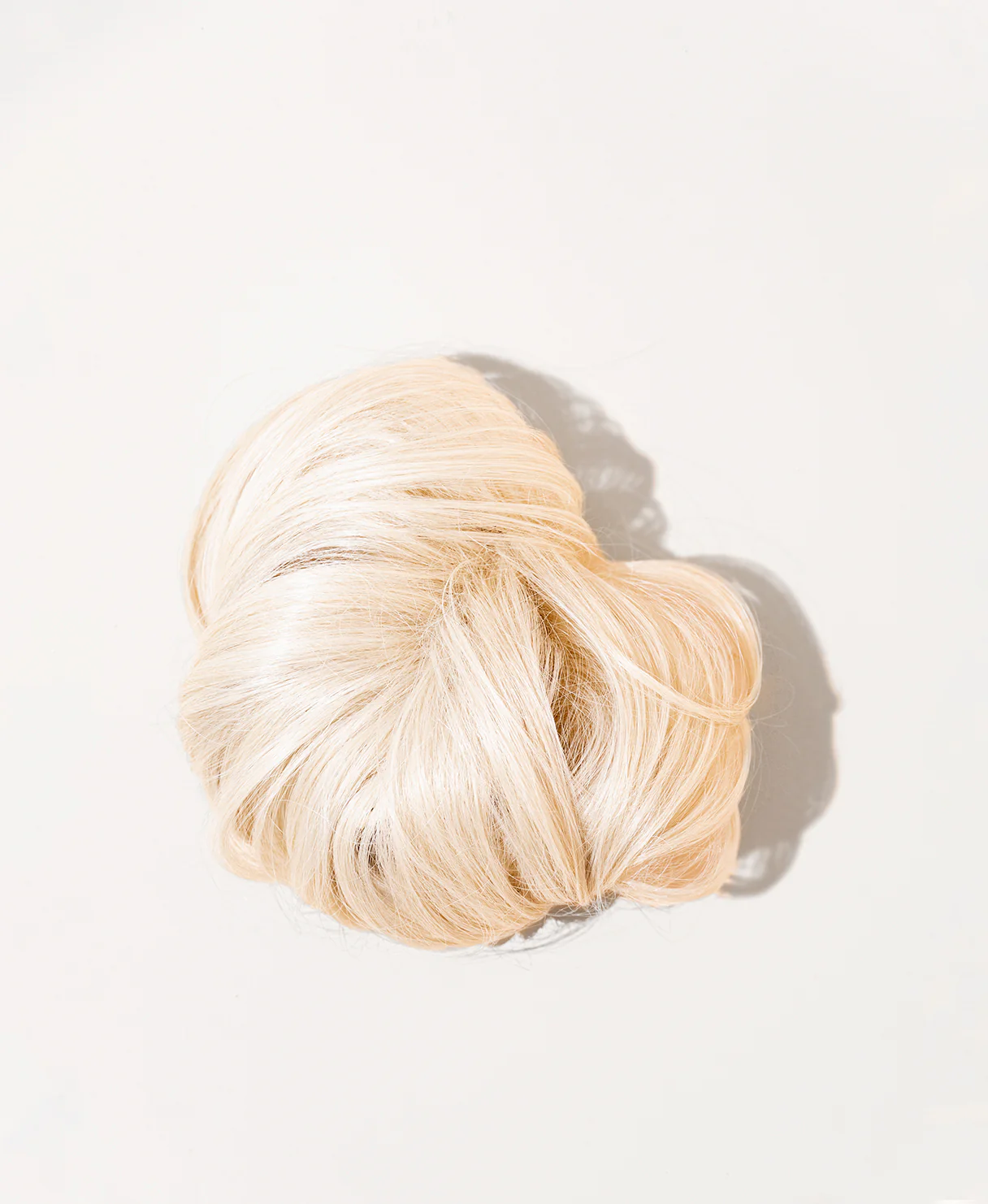 vegan fiber messy bun - platinum blonde. - Image 2