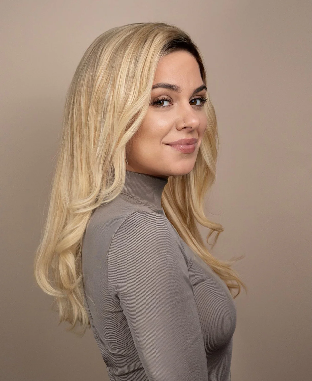 put on & go human wig - 20" rooted blonde. - Image 4