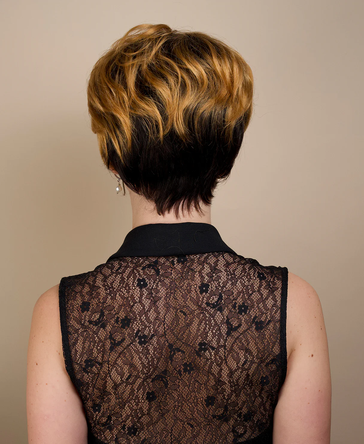 short wedge human wig - 4" rooted strawberry blonde. - Image 2