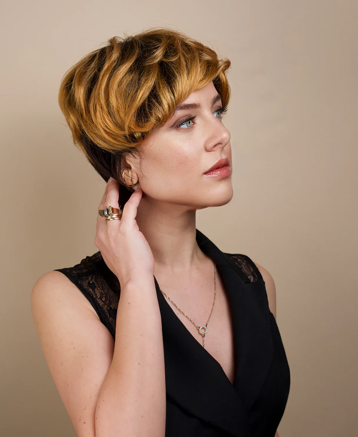 short wedge human wig - 4" rooted strawberry blonde. - Image 3