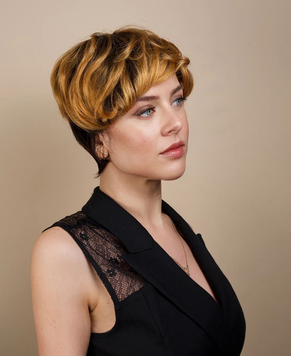 short wedge human wig - 4" rooted strawberry blonde. - Image 5