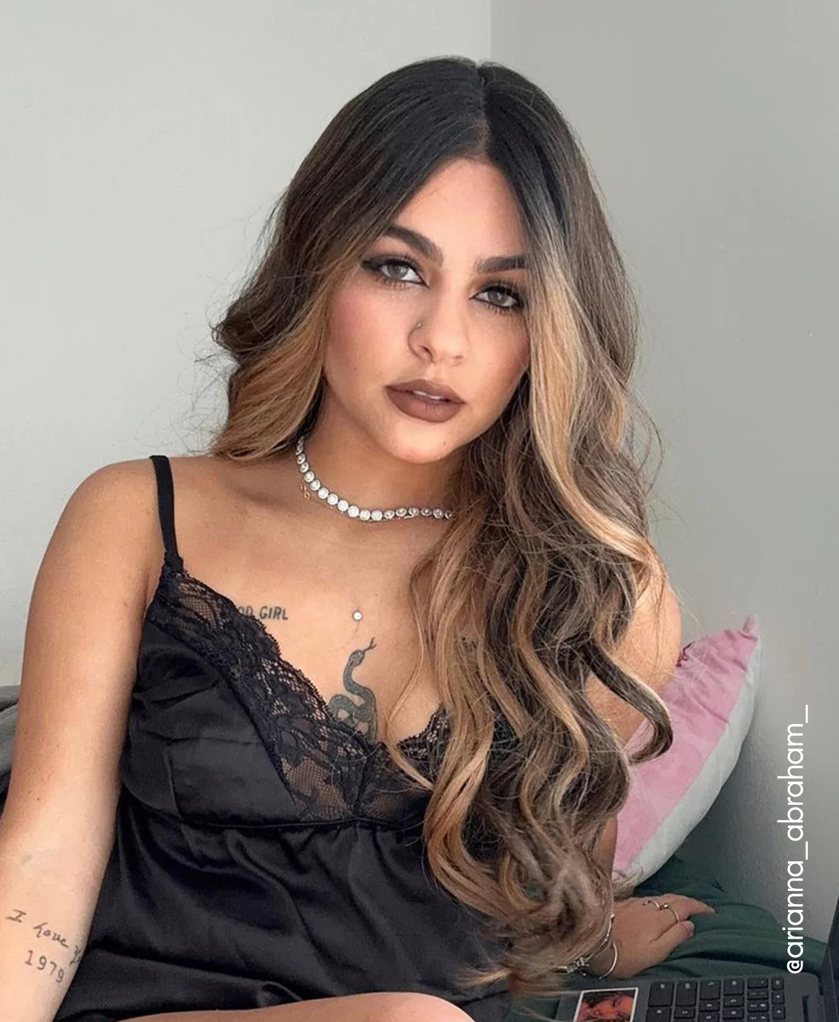 vegan fiber wig - 24" caramel balayage moneypiece. - Image 8
