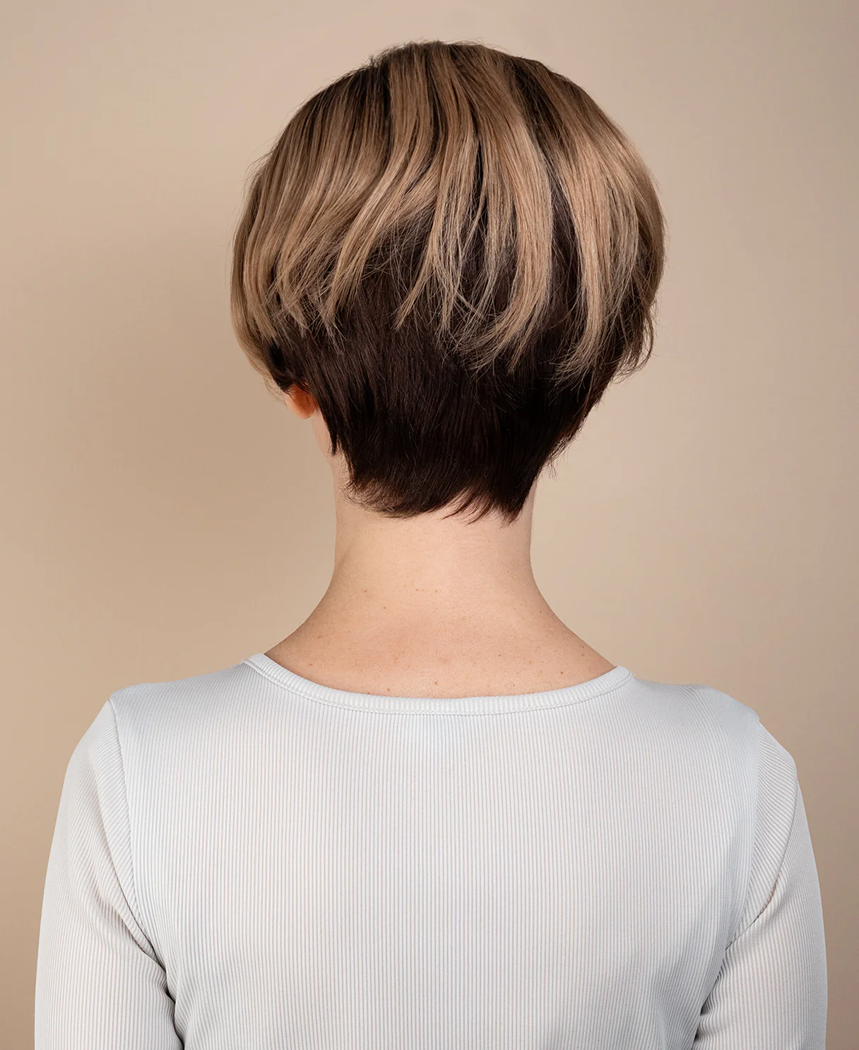 t-part wedge bob human wig - 6" rooted dirty blonde. - Image 2