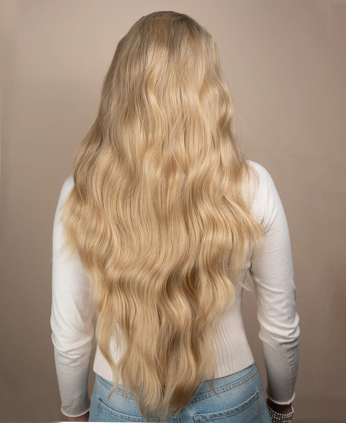 vegan fiber wavy wig - 24" rooted blonde. - Image 2