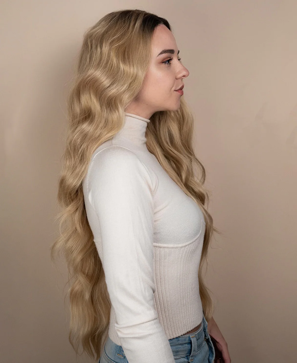 vegan fiber wavy wig - 24" rooted blonde. - Image 3