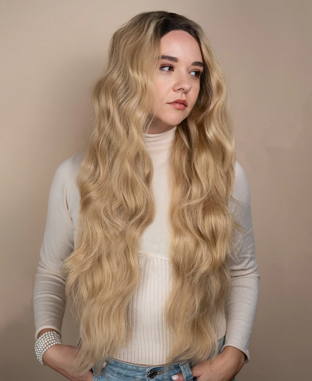 vegan fiber wavy wig - 24" rooted blonde. - Image 4