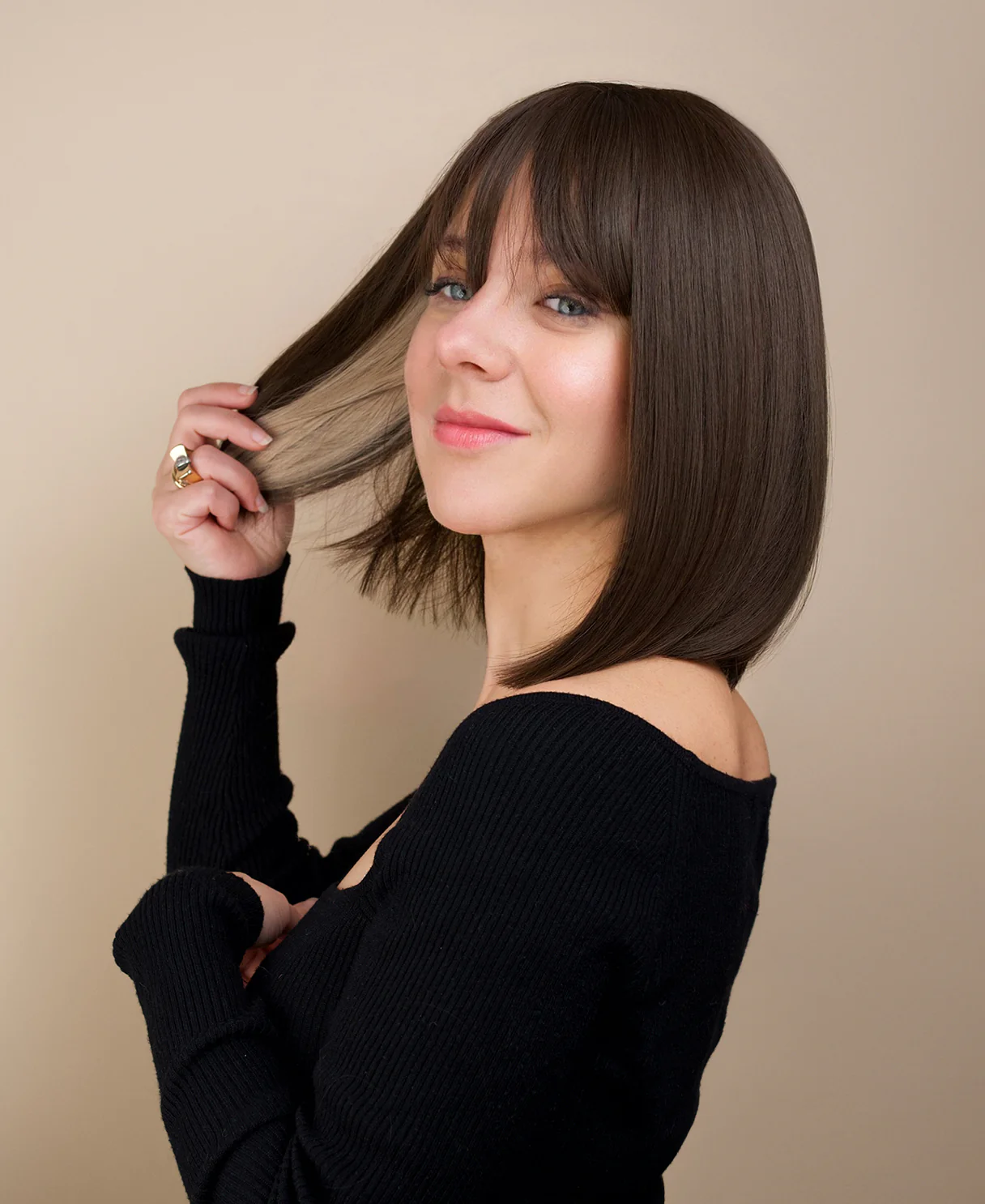 vegan fiber wig - 10" brown bob with fringe and peekaboo highlights. - Image 5