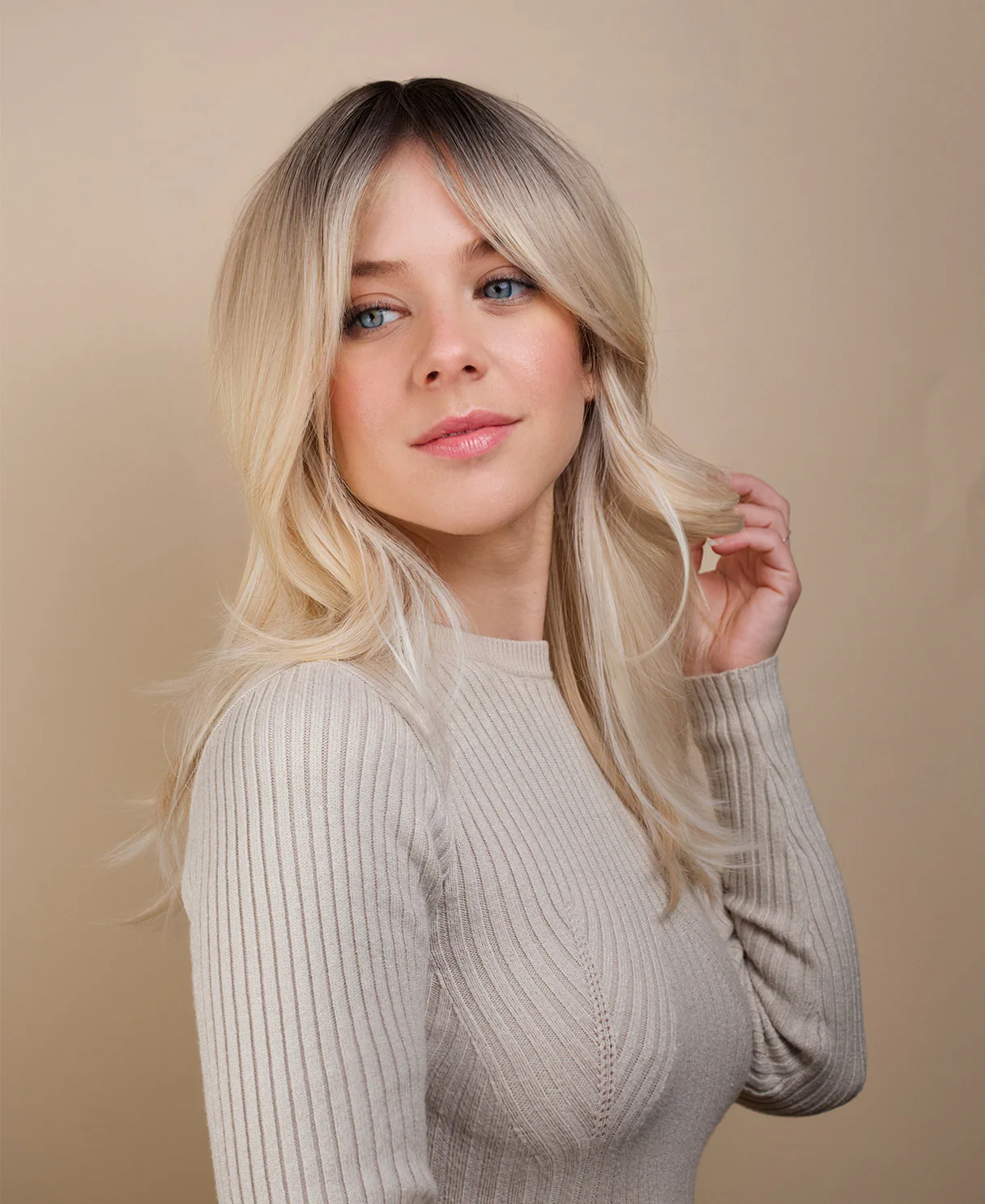 vegan fiber wig - 20" layered rooted blonde. - Image 3