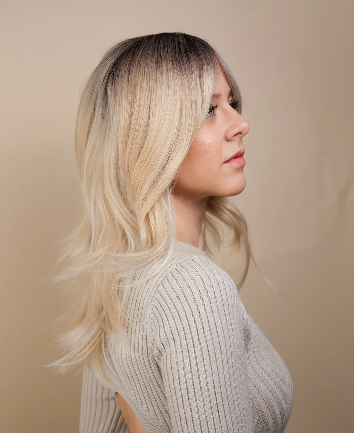 vegan fiber wig - 20" layered rooted blonde. - Image 4