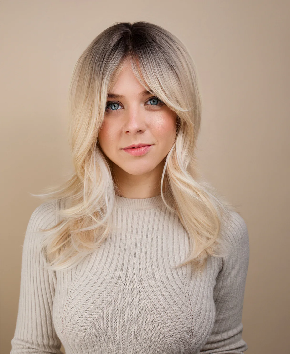 vegan fiber wig - 20" layered rooted blonde. - Image 5