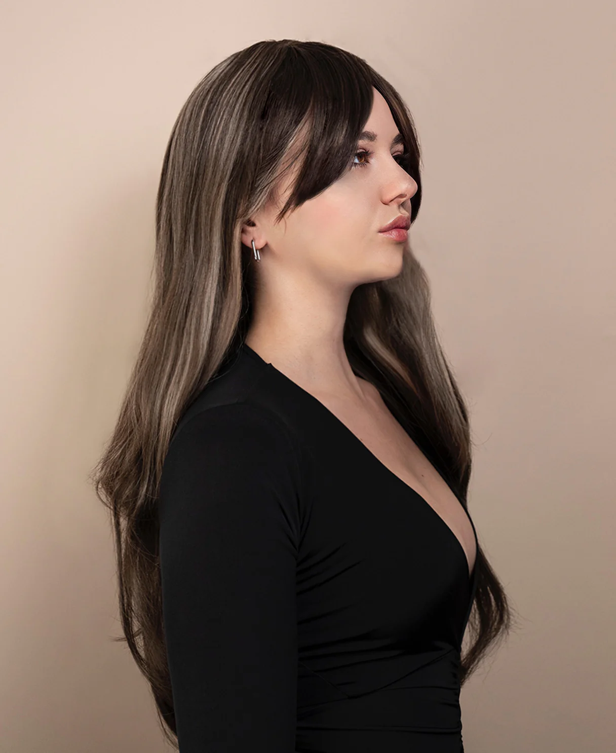 vegan fiber wig - 24" ash highlights with curtain bangs. - Image 4