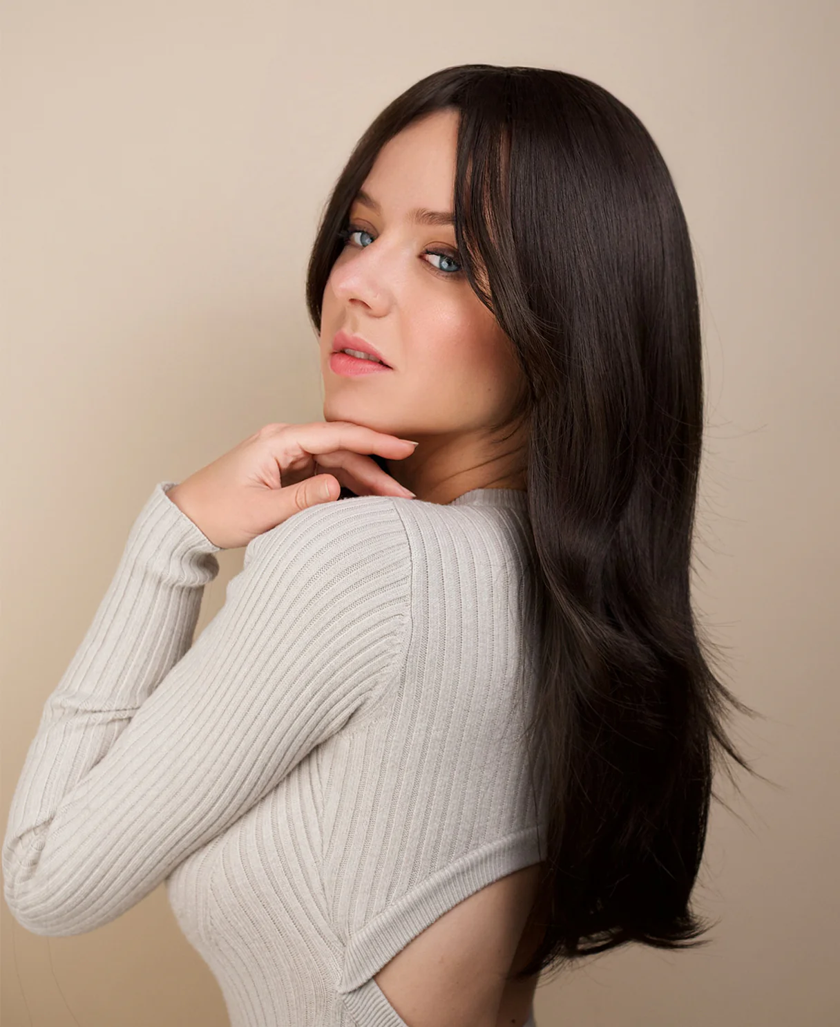 vegan fiber wig - 24" layered dark brown. - Image 4