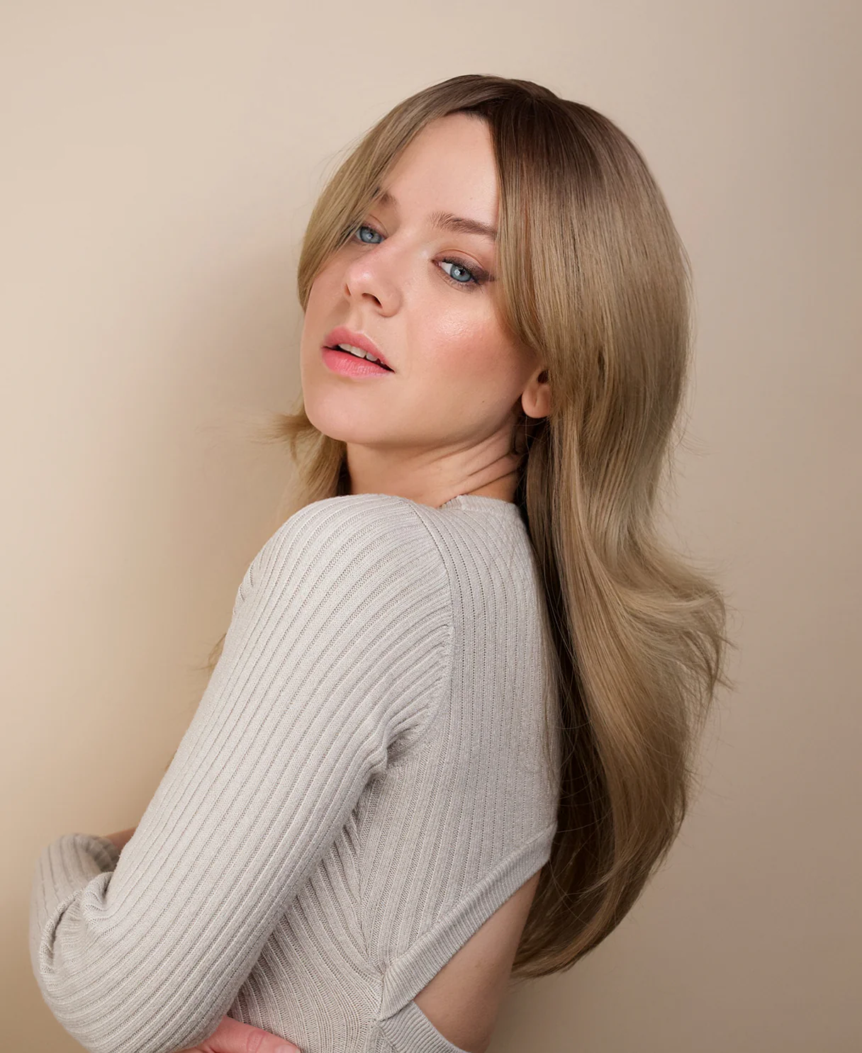 vegan fiber wig - 24" layered medium blonde. - Image 3