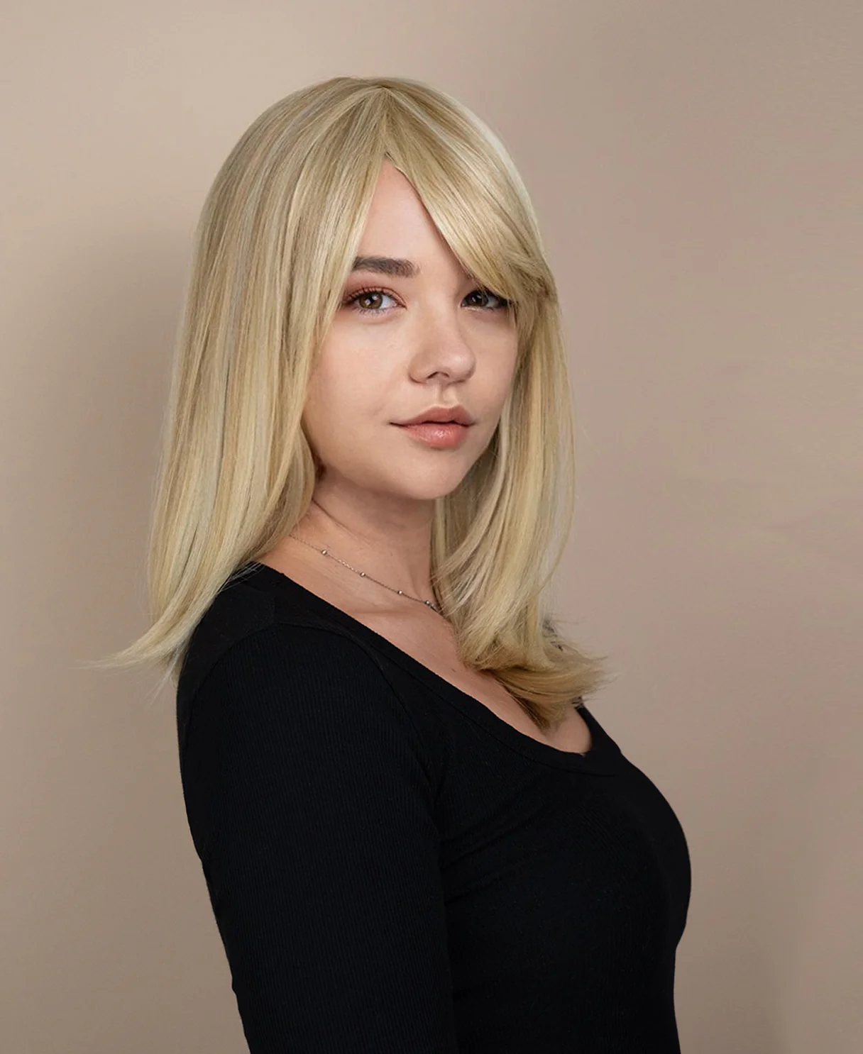 vegan fiber wig with bangs - 16" blonde highlights. - Image 3