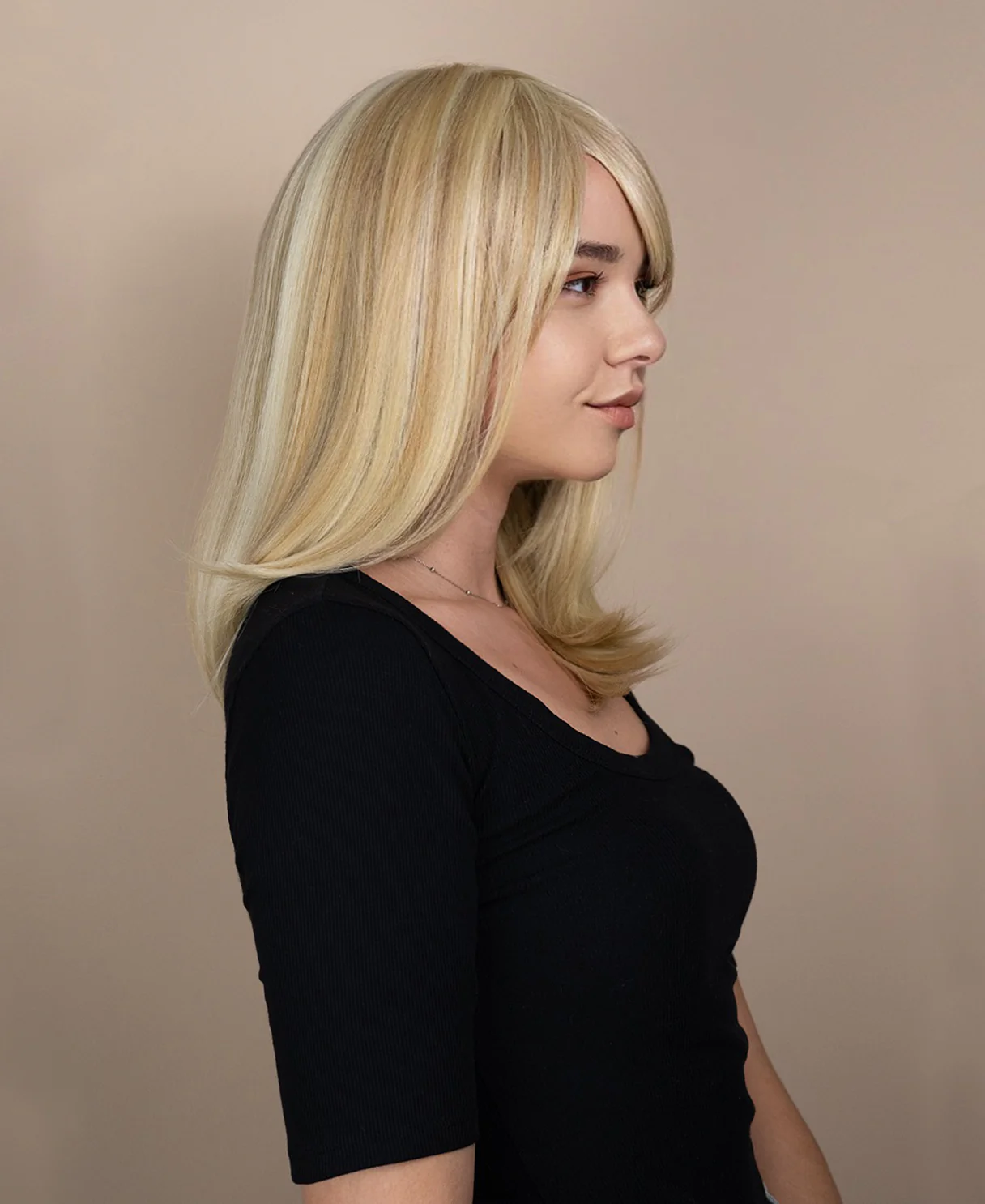 vegan fiber wig with bangs - 16" blonde highlights. - Image 4