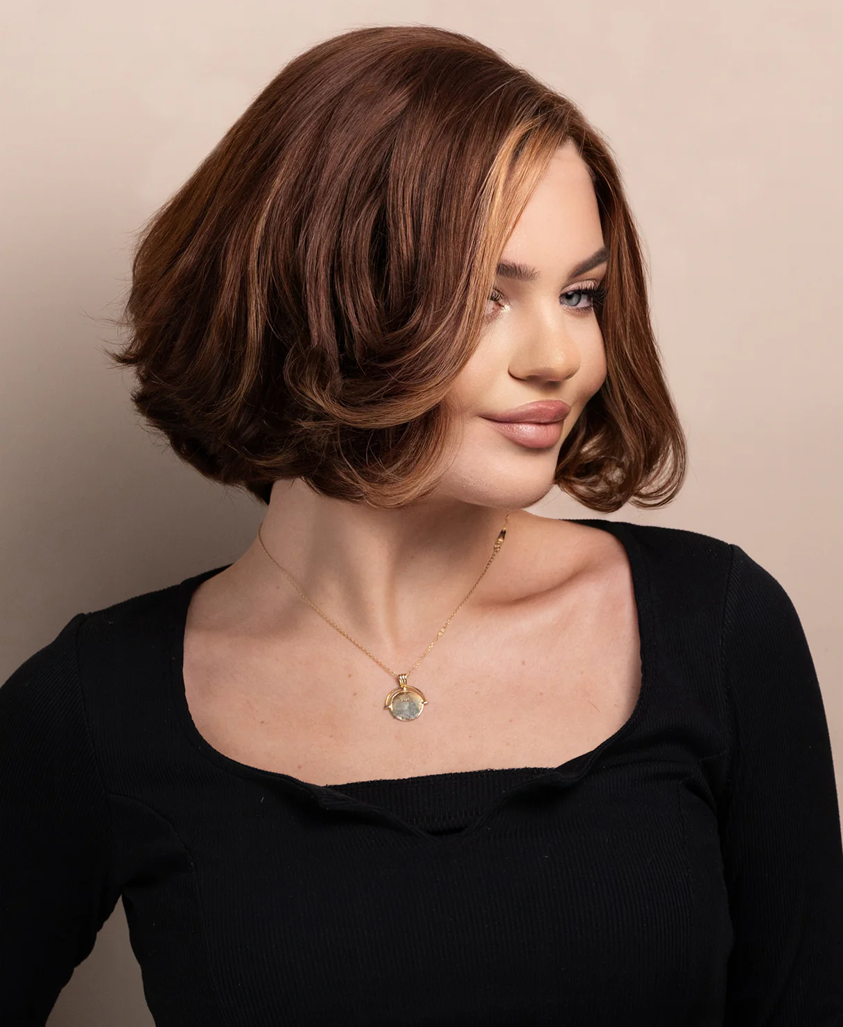 wedge bob human wig - 8" caramel highlights. - Image 2