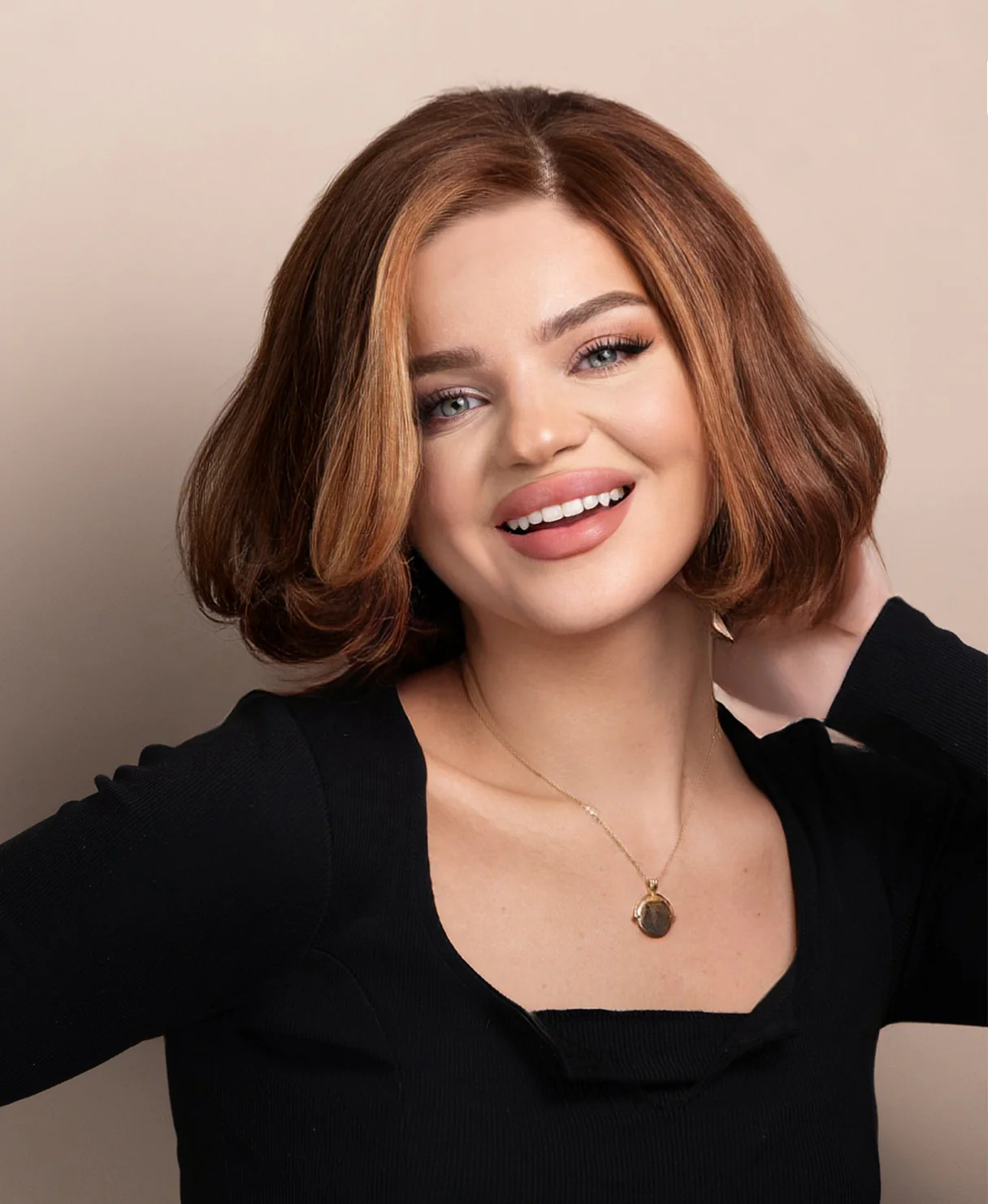wedge bob human wig - 8" caramel highlights. - Image 4