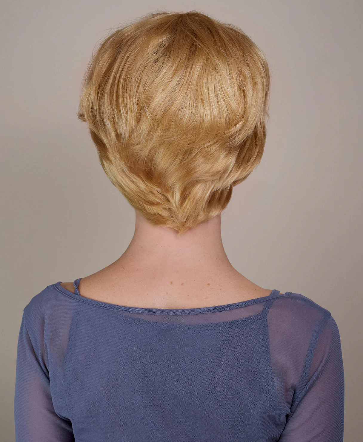 wedge cut human wig - 8" honey blonde. - Image 2