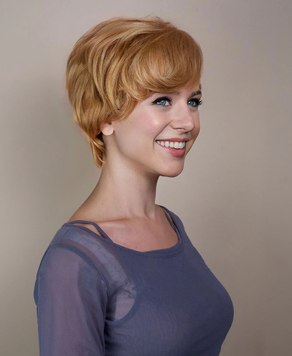 wedge cut human wig - 8" honey blonde. - Image 4