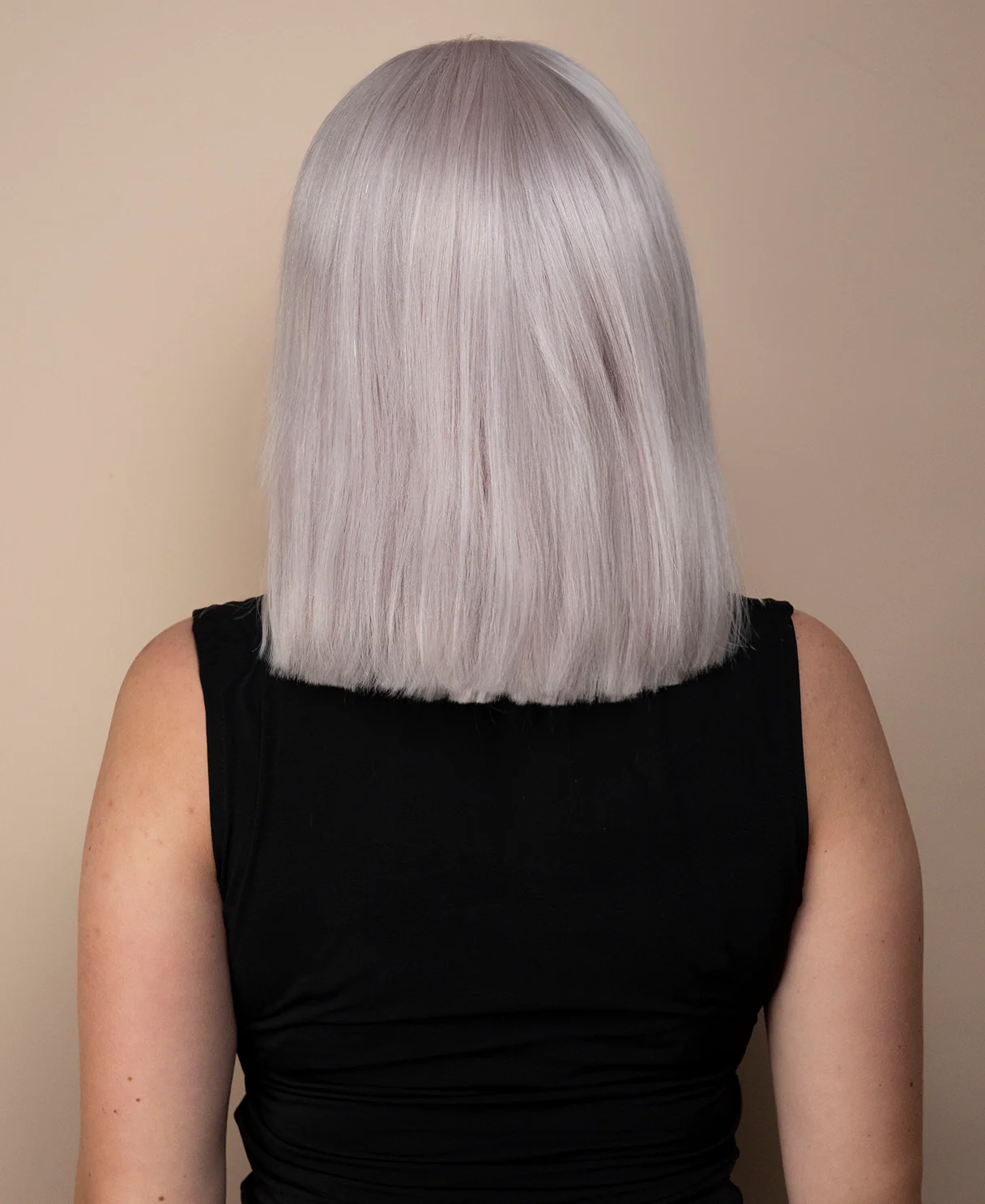 put on & go bob wig - 12" silver blonde. - Image 2