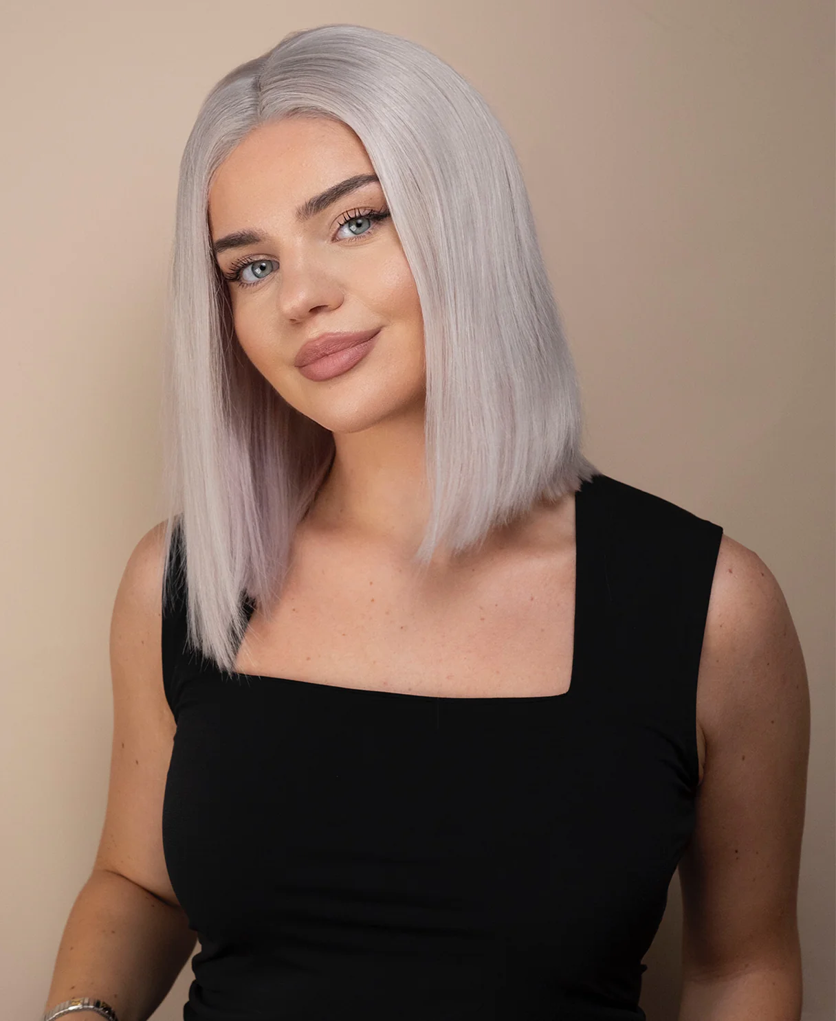 put on & go bob wig - 12" silver blonde. - Image 3