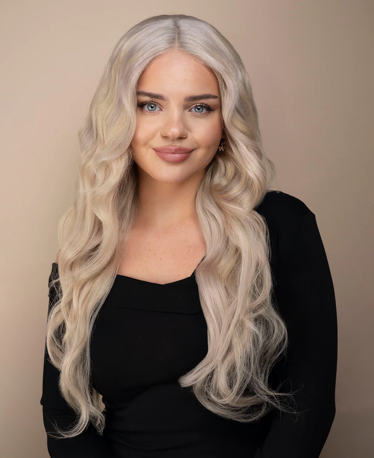 put on & go wig - 26" icy blonde highlights. - Image 8