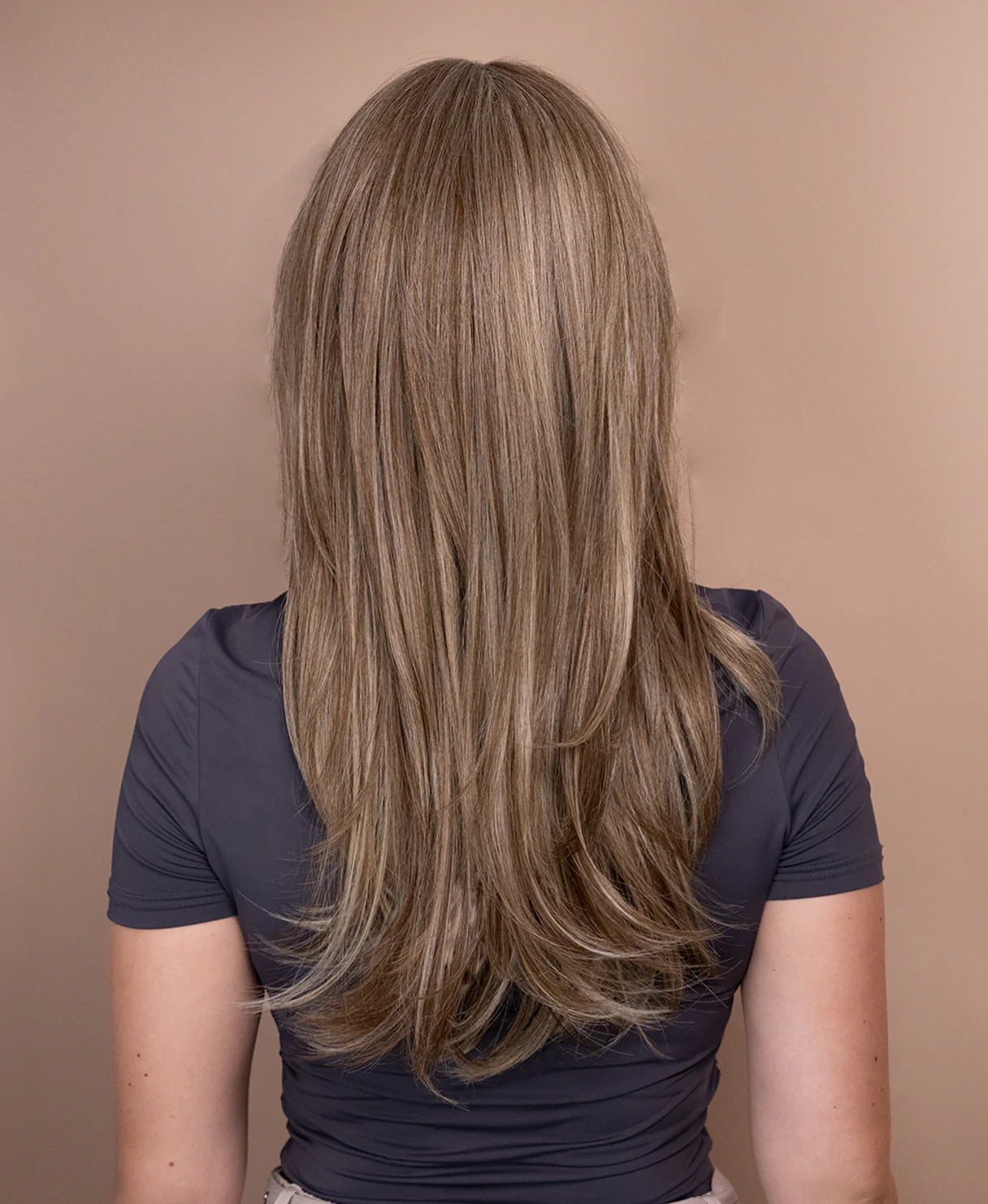 vegan fiber layered wig 23" ash blonde. - Image 5