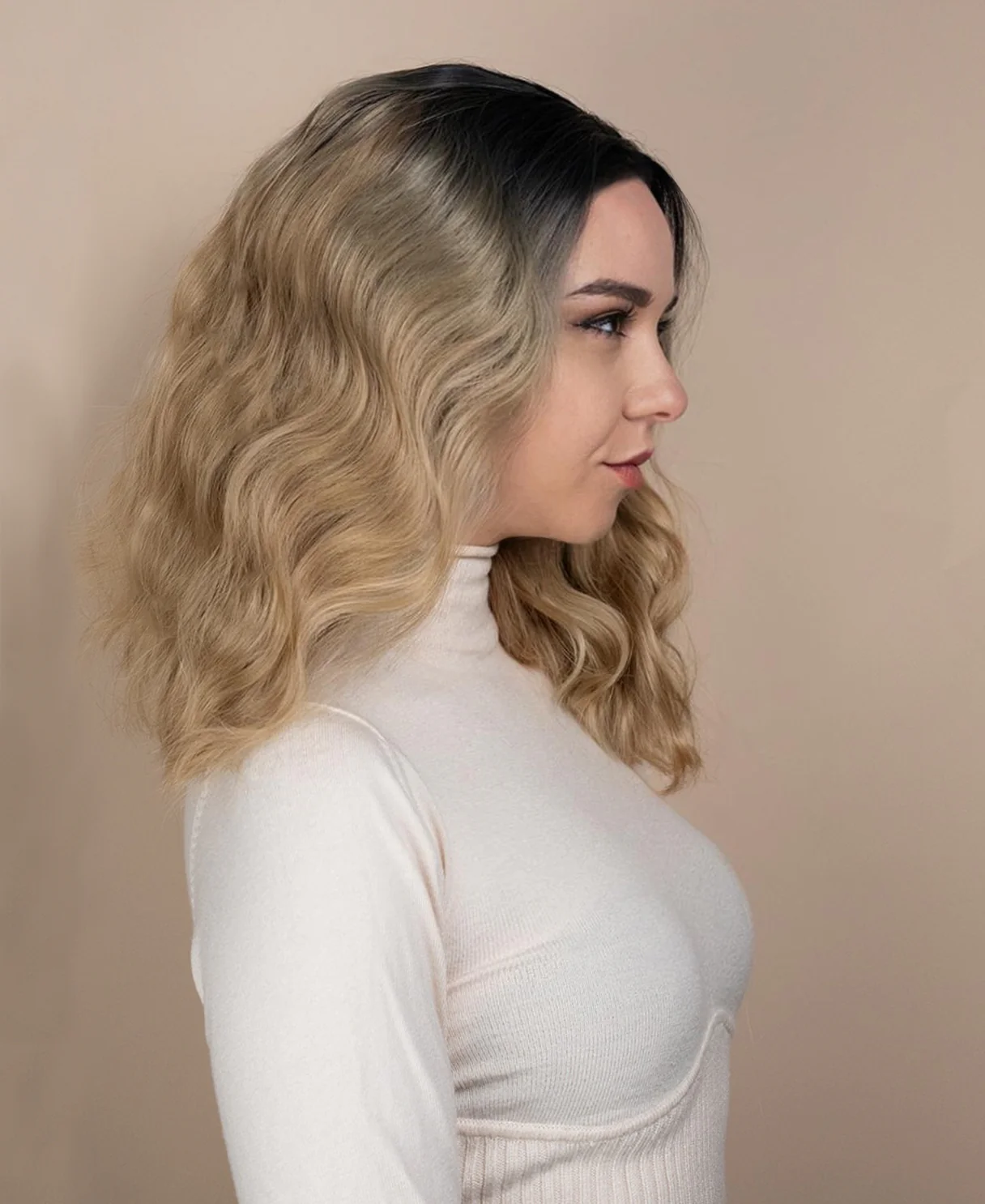 vegan fiber wavy wig - 12" rooted blonde. - Image 3
