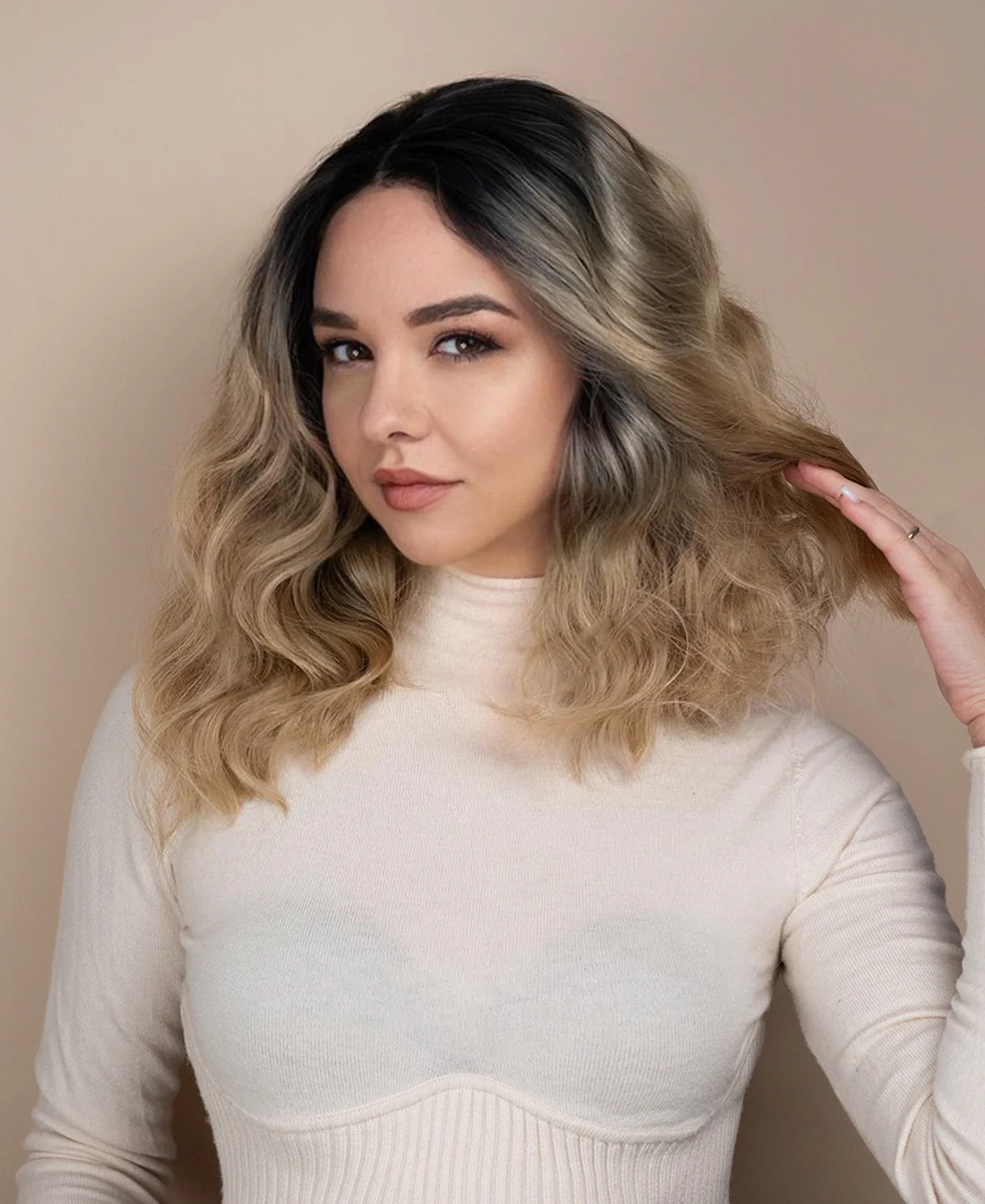 vegan fiber wavy wig - 12" rooted blonde. - Image 4