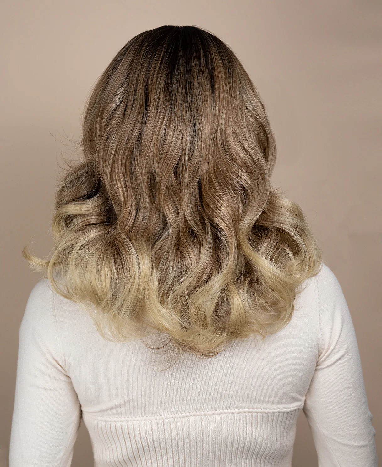 vegan fiber wig with bouncy curls - 15" blonde melt. - Image 2