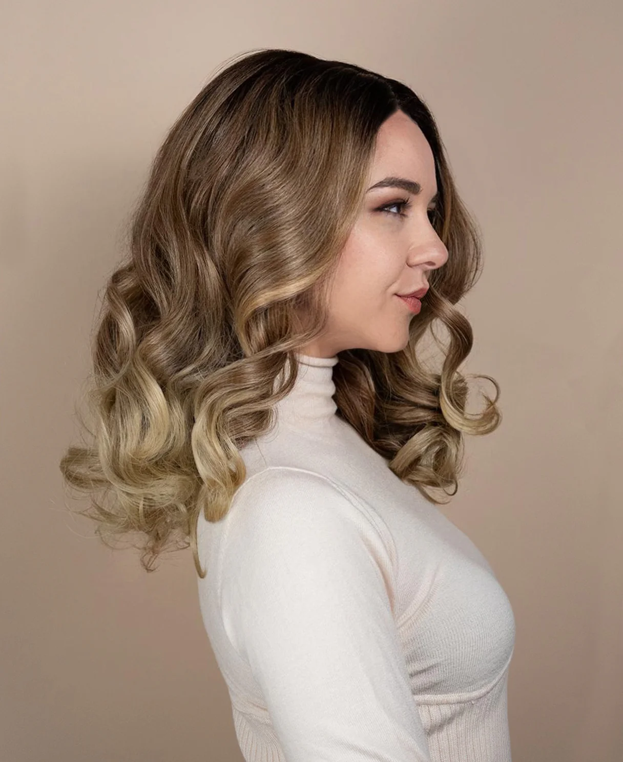 vegan fiber wig with bouncy curls - 15" blonde melt. - Image 3