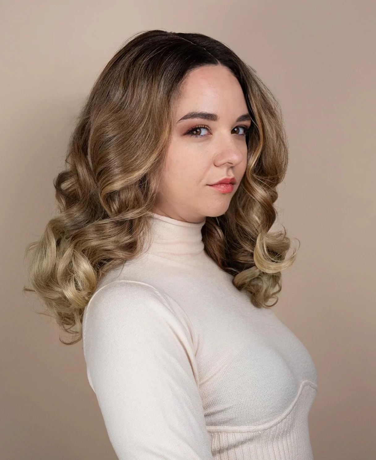 vegan fiber wig with bouncy curls - 15" blonde melt. - Image 4