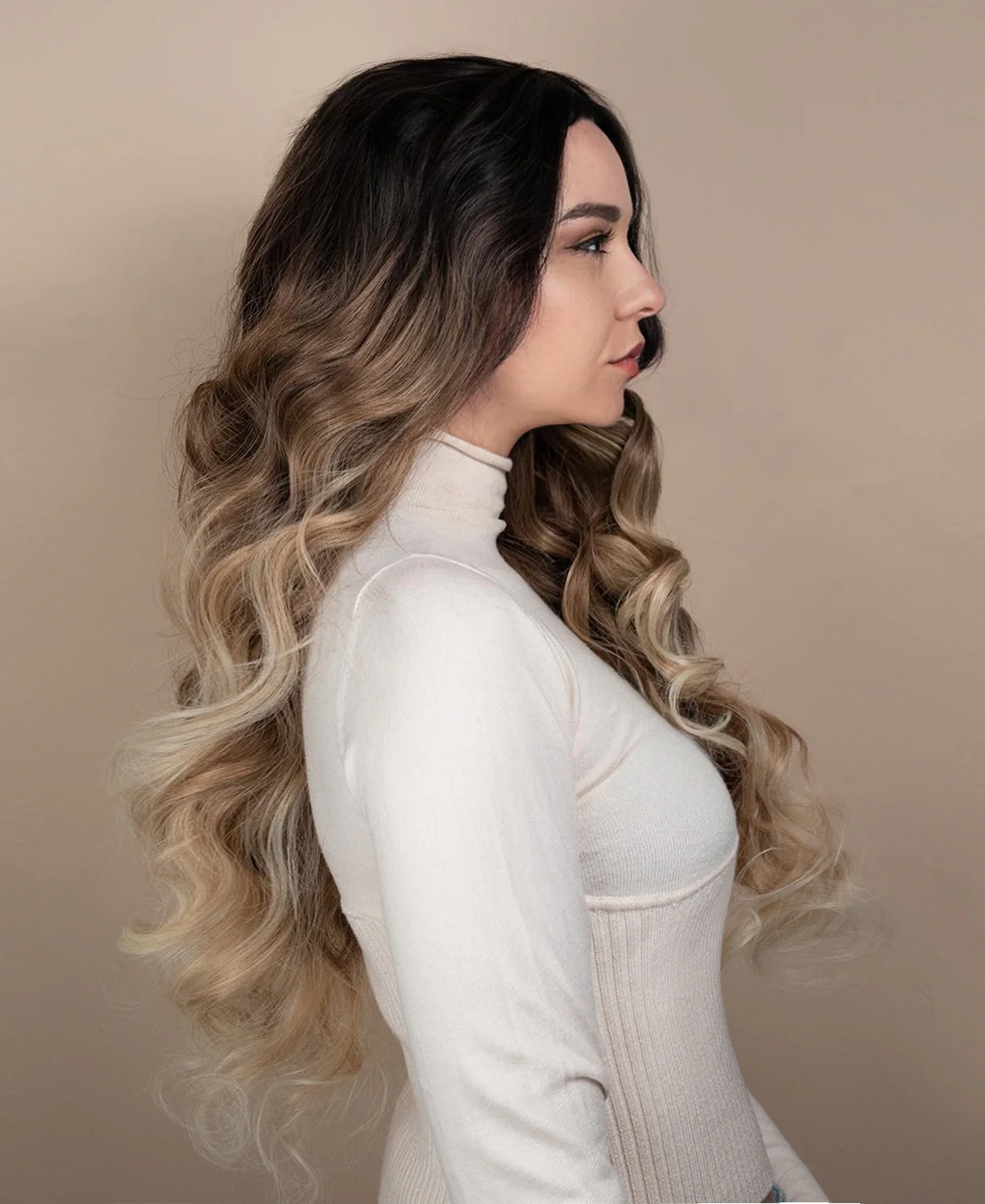vegan fiber wavy wig 24" blonde balayage. - Image 3