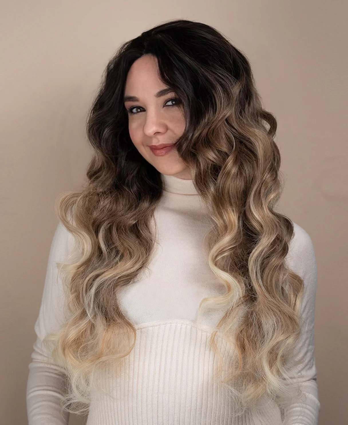 vegan fiber wavy wig 24" blonde balayage. - Image 4